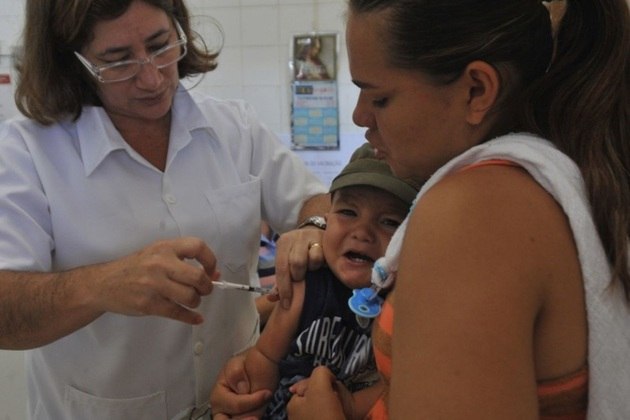 menino recebe vacina contra sarampo