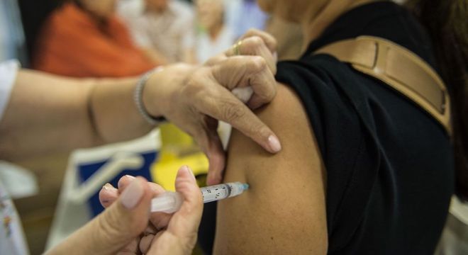 Adultos entre 20 a 29 anos são o público-alvo da campanha de vacinação no país