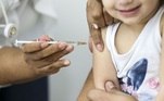 criança tomando vacina contra sarampo