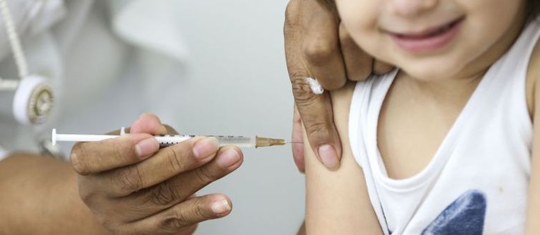 A vacina continua disponível em todos os postos de saúde gratuitamente 