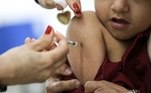 criança tomando vacina contra sarampo
