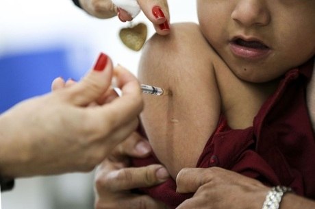 Criança toma vacina contra o sarampo