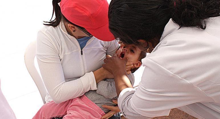 Vacinação contra a poliomielite é feita em qualquer um dos 38 mil postos de saúde do SUS