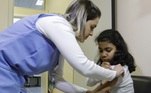 menina recebe vacina contra sarampo
