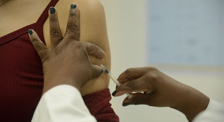 Secretaria de Saúde pretende realizar 'Dia D' de vacinação contra a Covid ainda em novembro