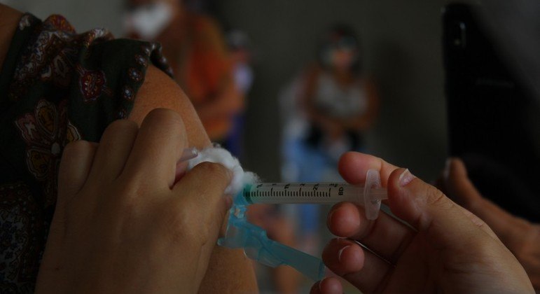 Mais de 16 milhões de brasileiros já receberam a primeira dose dos imunizantes contra a covid