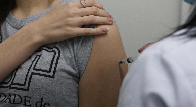 Vacinação no Brasil ainda precisa ser mais homogênea, diz professora