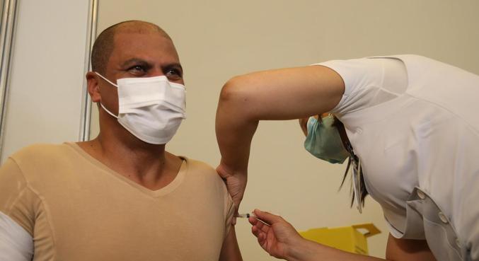 Megaoperação vacina contra covid-19 os 30 mil profissionais da saúde de SP