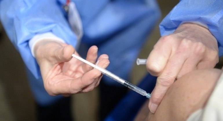 Promotoria abre investigação para apurar casos de "fura-fila" na vacinação