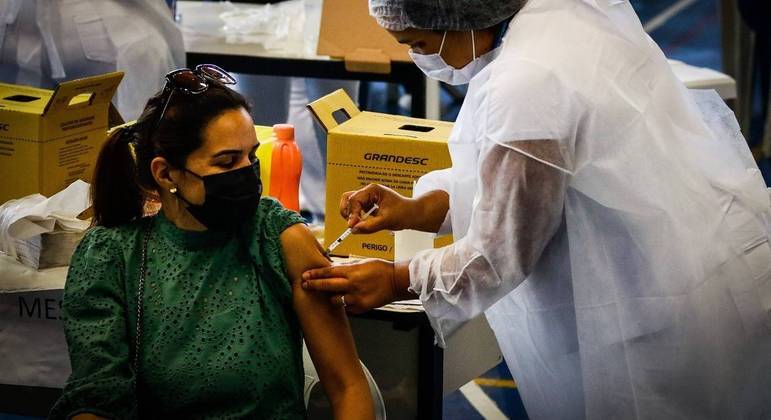 Quase 40% da população adulta brasileira está com esquema vacinal completo