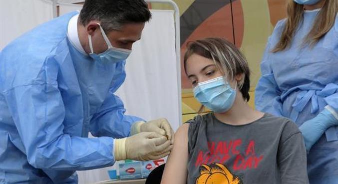 Adolescentes são vacinados em países da Europa, EUA e Uruguai
