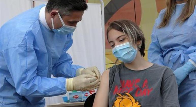 Cidade de SP inicia aplicação de dose de reforço em adolescentes imunossuprimidos