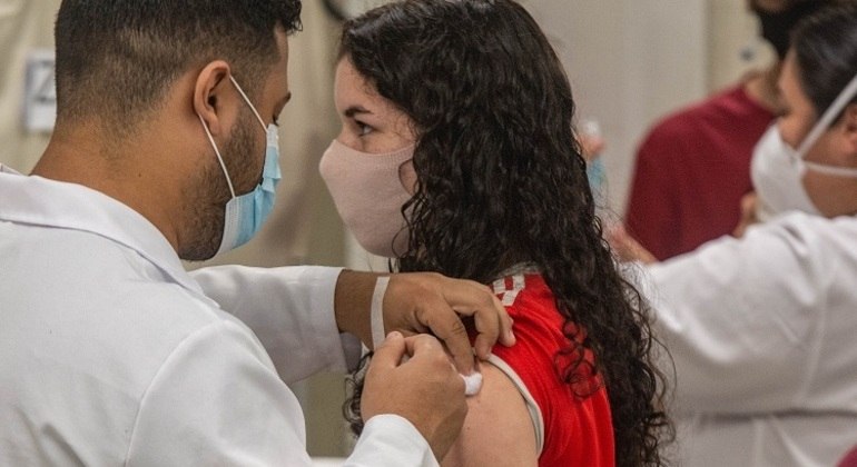 Vários municípios já estão com campanhas de vacinação de adolescentes em andamento