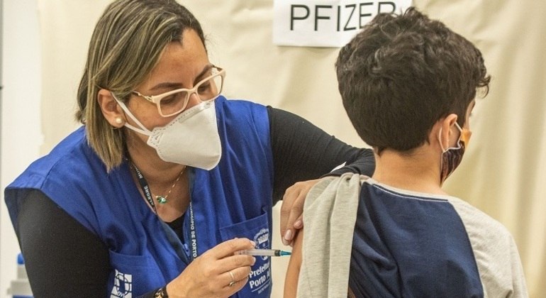 Maior parte do país continua vacinação de adolescentes, mesmo com ministério sendo contra