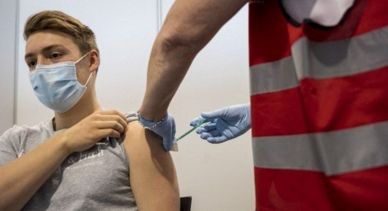 Alemães maiores de 12 anos começam a ser vacinados contra a covid-19 em junho