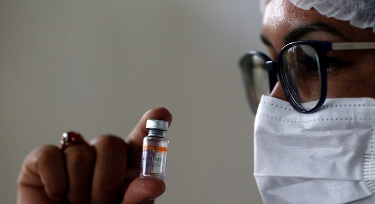 Crescem relatos de 'fura-filas' na vacinação e MP apura denúncias