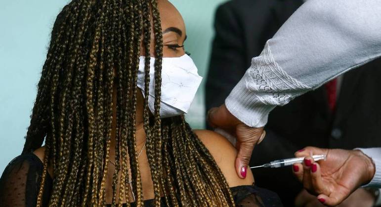 Cidade de SP chega a 70% dos adultos com esquema vacinal completo, diz prefeitura