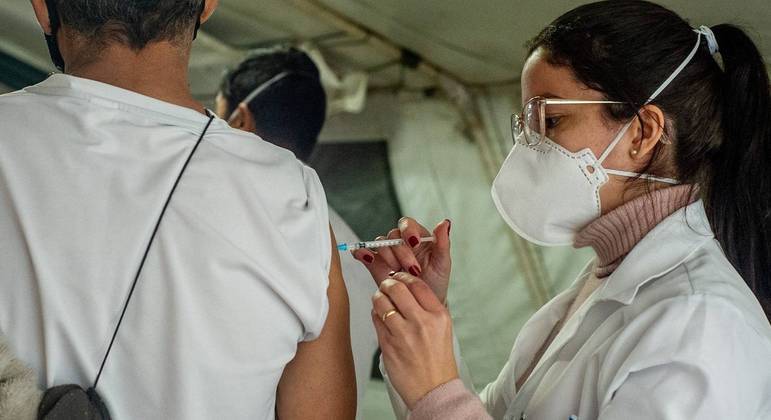 Cinco capitais brasileiras suspendem aplicação de 1ª dose por falta de vacina