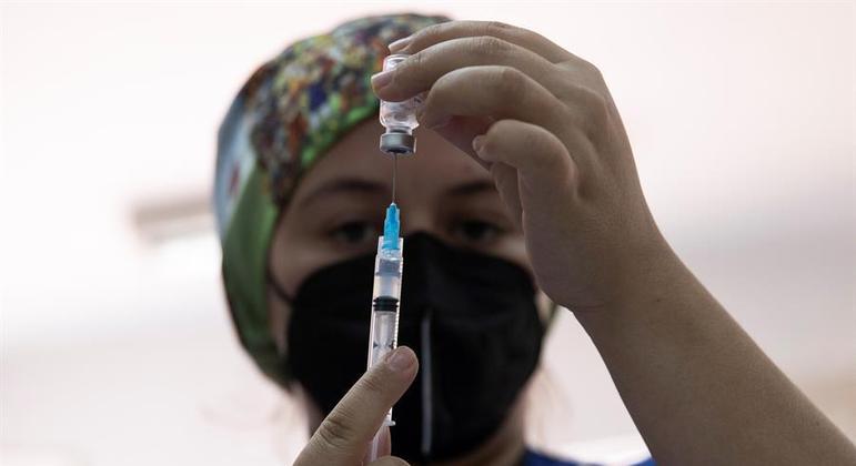 Chile reforça vacinação em idosos para controlar os casos da variante Delta no país