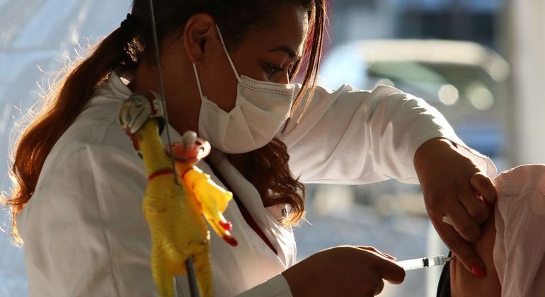Adolescentes entre 12 e 17 anos serão vacinados a partir de quarta-feira (18)