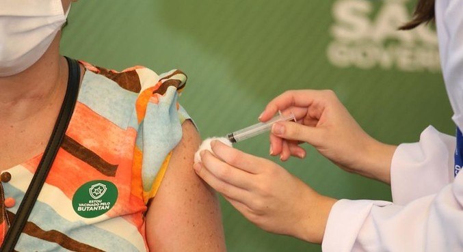 Vacinação de profissionais de saúde em SP 