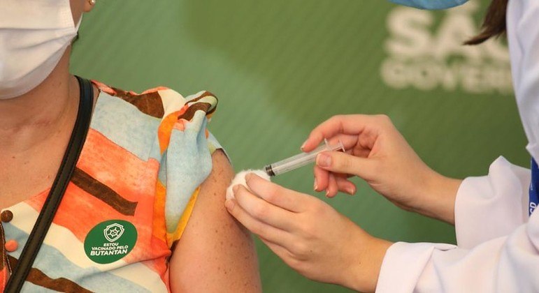 São Paulo começa a vacinar profissionais de saúde com 50 anos ou mais