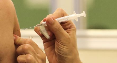 Médicos defendem eficácia das vacinas disponíveis