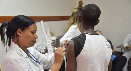 Imigrante haitiano sendo vacinado em São Paulo