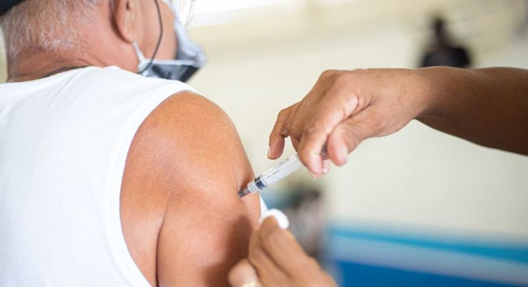 Mais de 50% da população brasileira já foi vacinada com as duas doses