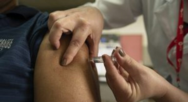 Com vacinação, cidade de SP registrou queda de 90% em hospitalizações