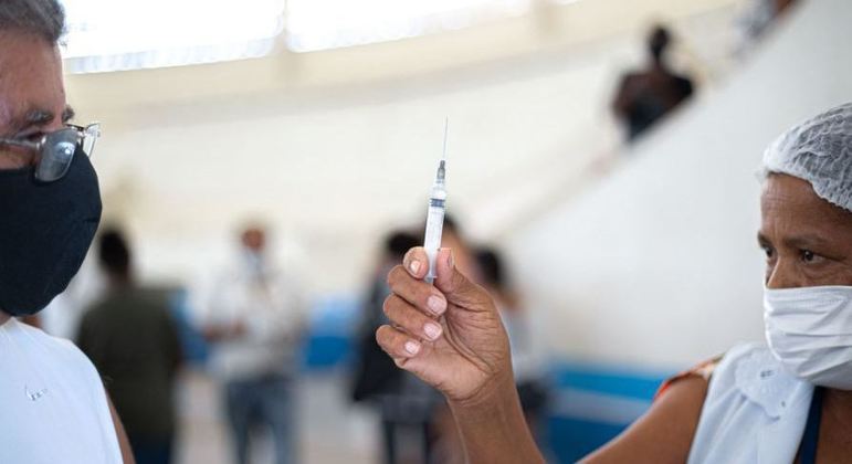 'Dia V' tem como objetivo vacinar pessoas que estão com a 2ª dose atrasada