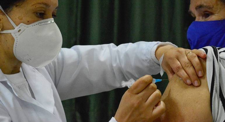 Avanço da campanha de imunização já se reflete em queda das internações e mortes