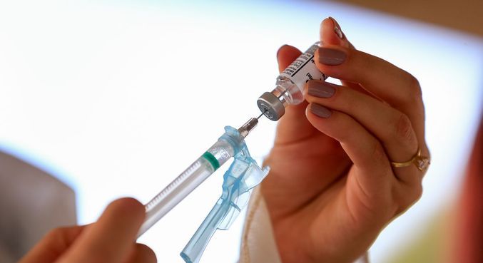 Imunização com a quarta dose para público acima dos 80 começou nesta segunda