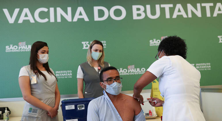 Falta de insumos para produzir vacinas ameaça imunização no Brasil
