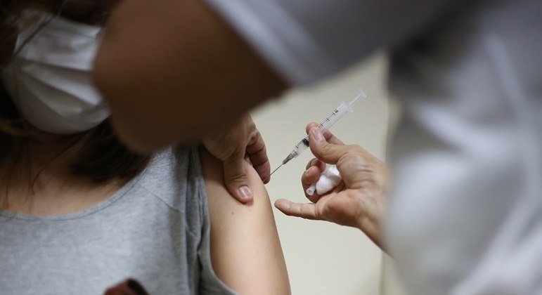 Profissionais de saúde estariam sendo coagidos a imunizar pessoas que não fazem parte do grupo prioritário