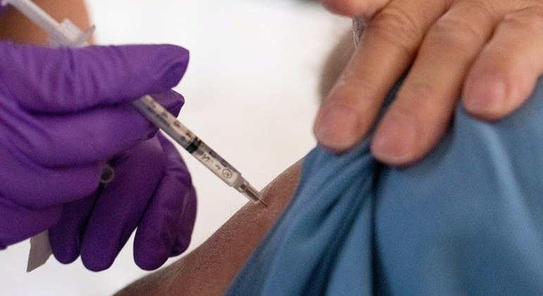 Vacinação continua fundamental, mas medidas de proteção adicionais são necessárias