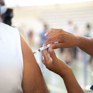 Paciente recebe vacina anti-Covid
