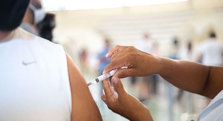 Vacinados com a Janssen, de dose única, também recebem reforço

