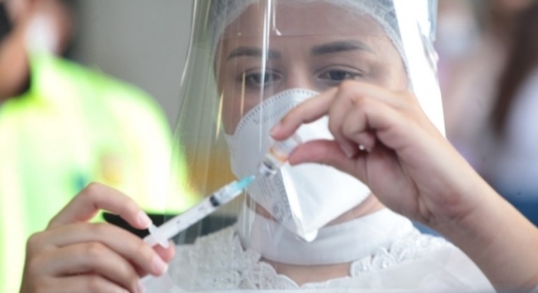 Vacinas contra a gripe e Covid-19 são aplicadas nos públicos elegíveis em SP

