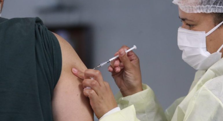 SP supera 50% da população com esquema vacinal completo contra covid-19
