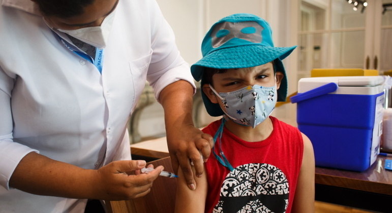 Vacinação de crianças deve ser o foco, já que público é maioria dos novos hospitalizados por Covid