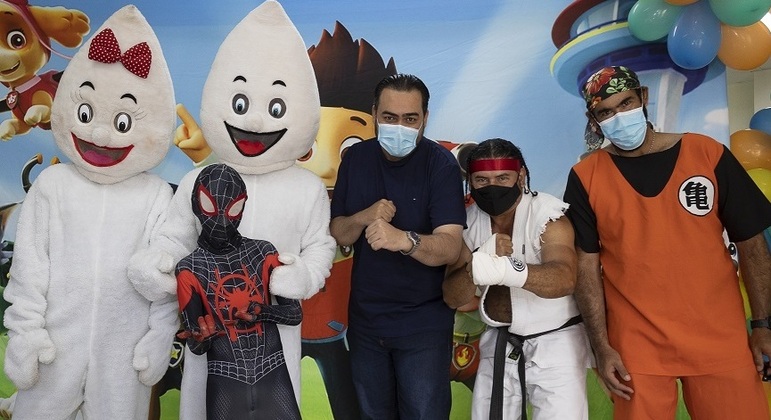 Vacinação infantil tem distribuição de livro, balões e show de palhaço em postos de saúde