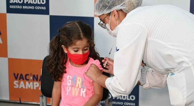 Cidade de SP inicia busca ativa para vacinação de crianças contra a Covid-19 em escolas
