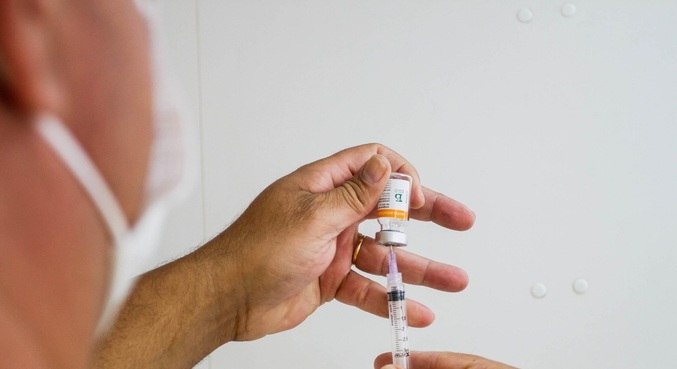 Das 57 pessoas que receberam a dose, 16 tomaram a vacina do mesmo fabricante rejeitado