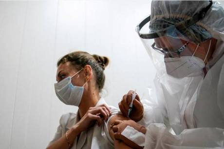 70 clínicas estão aplicando a vacina em Moscou