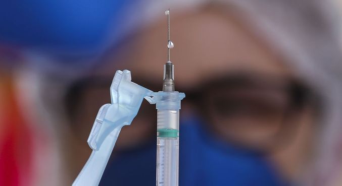 Vacinação contra a covid-19 segue lenta e com realidades diferentes no Brasil