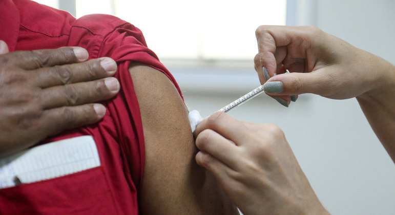 Vacinação ocorrerá em duas etapas, com diferentes grupos prioritários