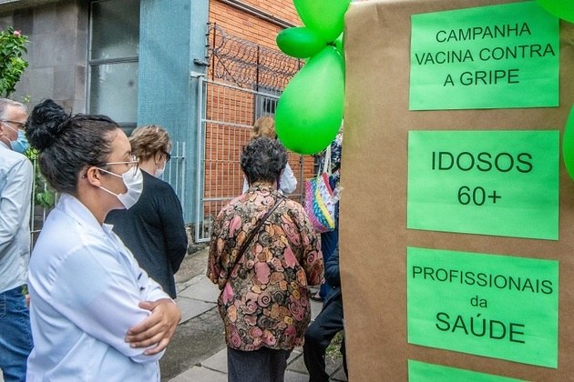 Quem pode se vacinar na rede pública? Nesta primeira fase da campanha, que vai até o dia 2 de maio, somente pessoas acima de 60 anos e profissionais da saúde podem ser vacinados