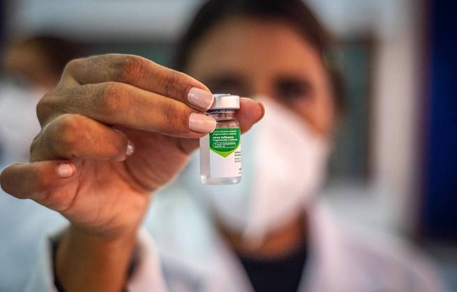 Neste ano, a vacinação contra a gripe na rede pública começou na segunda-feira (4) em todo o país. O Ministério da Saúde prevê vacinar cerca de 75,6 milhões de pessoas que fazem parte dos grupos prioritários. Veja nas próximas imagens quem pode ser imunizado e esclareça outras dúvidas