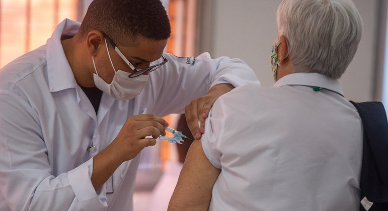 Em 2021, a cobertura vacinal de idosos também ficou abaixo dos 90% esperados pelo ministério